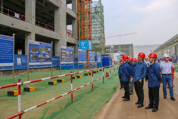 3  祝总仔细听取项目现场九州体育_九州体育·（中国）官方网站宣传介绍.jpg