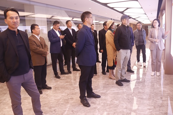 参观集团总部文化长廊.JPG
